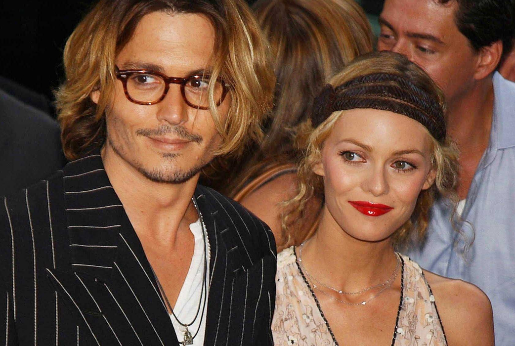 Under sommaren blev det officiellt. Efter ett 14 år långt äktenskap så skilde sig Johnny Depp och Vanessa Paradis. – Johnny och Vanessa har separerat i godo. Var vänliga och respektera deras privatliv, och framförallt, deras barns privatliv, sa Depps publicist i Entertainment Tonight. Depp gick sedan vidare med att dejta sin motspelerska Amber Heard. Under sommaren blev det officiellt. Efter ett 14 år långt äktenskap så skilde sig Johnny Depp och Vanessa Paradis. – Johnny och Vanessa har separerat i godo. Var vänliga och respektera deras privatliv, och framförallt, deras barns privatliv, sa Depps publicist i Entertainment Tonight. Depp gick sedan vidare med att dejta sin motspelerska Amber Heard.